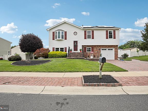 3rd image of 24 Brookstone Dr