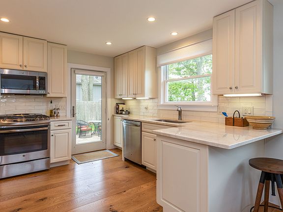 4th image of 20 Fanning Ave