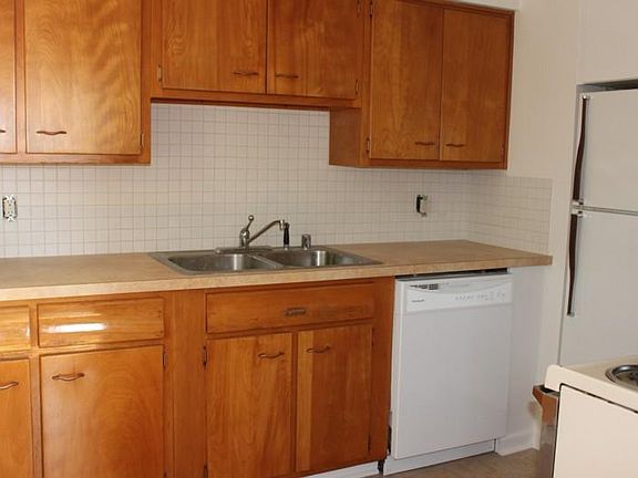 3rd image of 121 Saint Margaret Dr APT 8