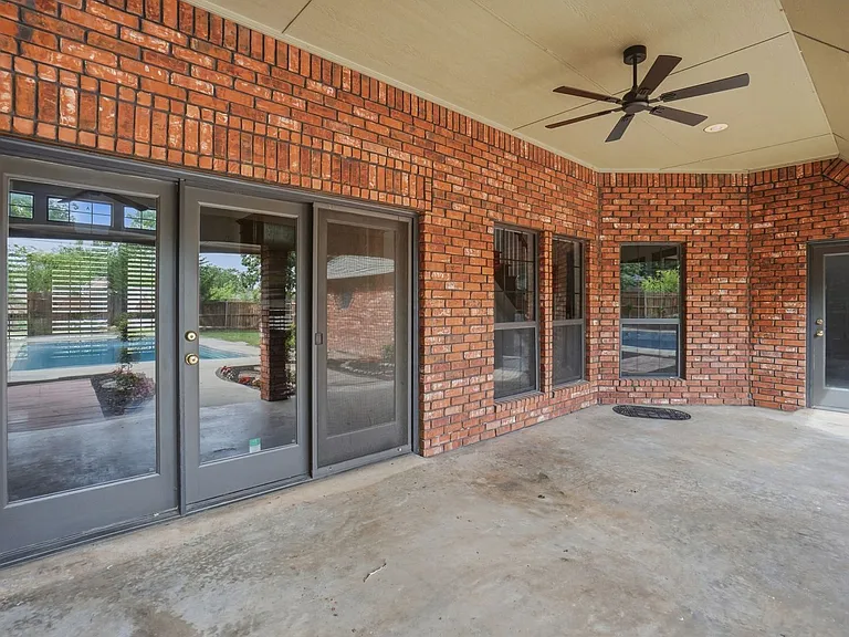 3102 NE Heritage Dr — Photo 24
