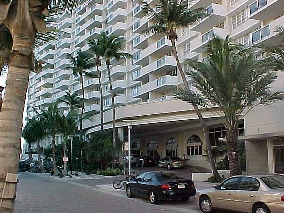 The Decoplage Valet area and Front Door.