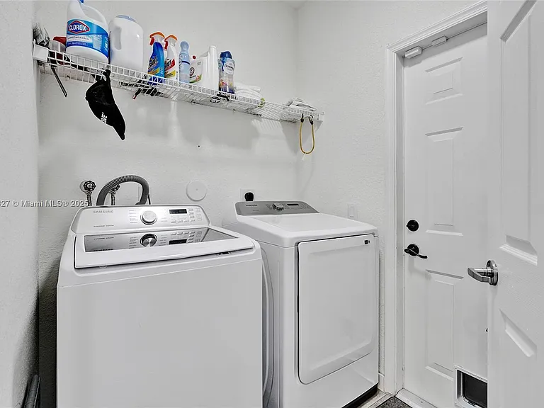 1725 Winterberry Ln — Photo 45