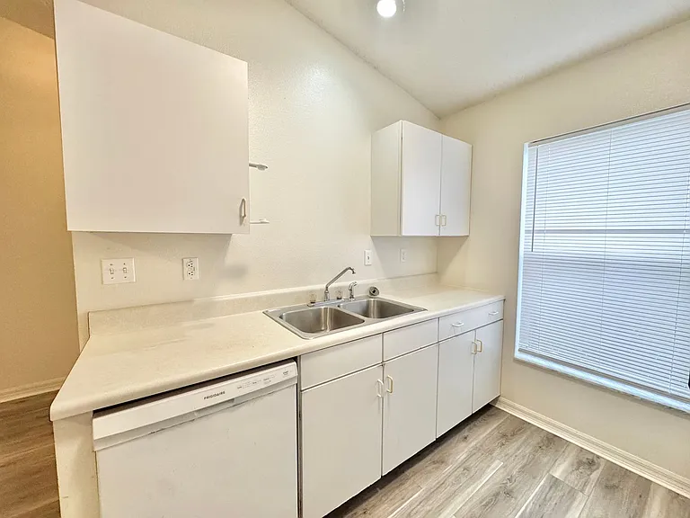 3228 Courtney Dr — Photo 6