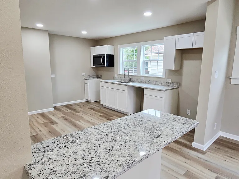 1308 W Walker St — Photo 3