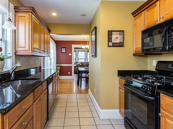 2nd image of 59 Bedford St #59