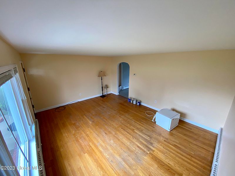 5th image of 1075 Laura Street