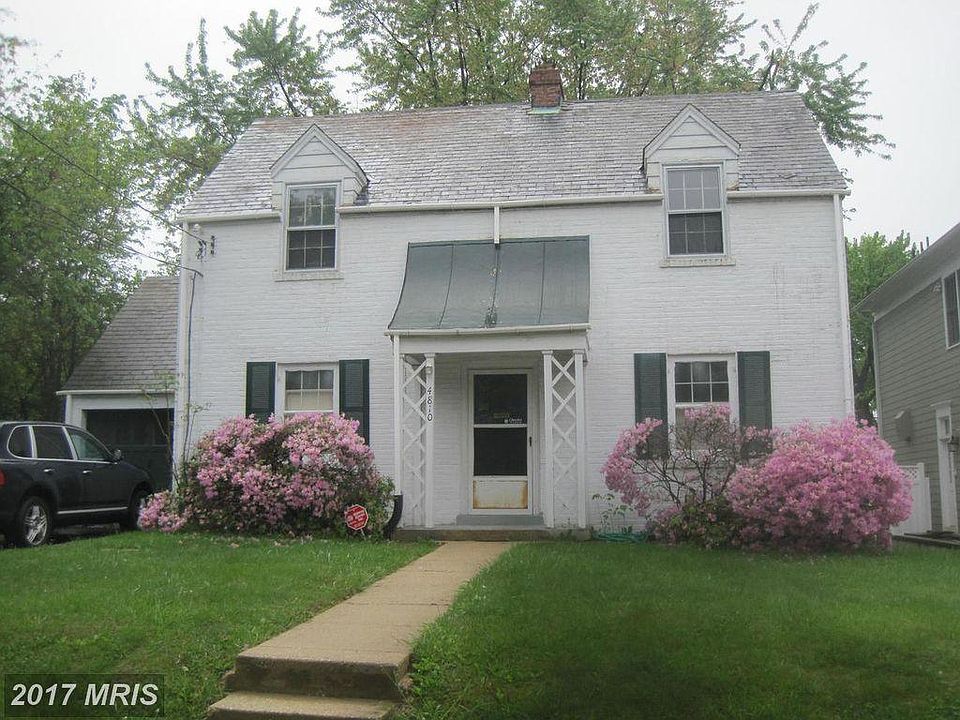 Front exterior. Up to 2 cars can park in the driveway