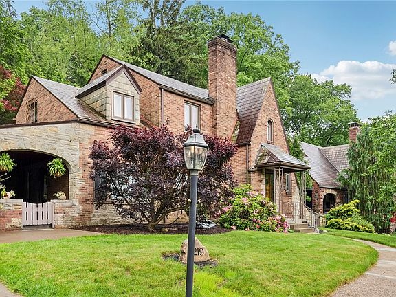 3rd image of 4219 Colonial Park Dr