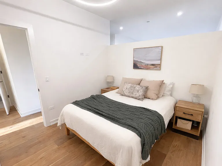 4513 N Clark St #204 — Photo 8