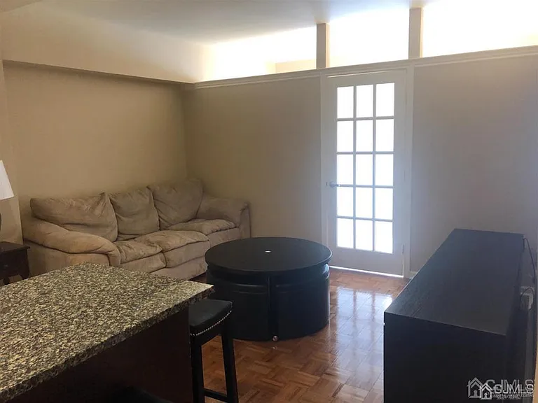 110 Somerset St #2109 — Photo 5