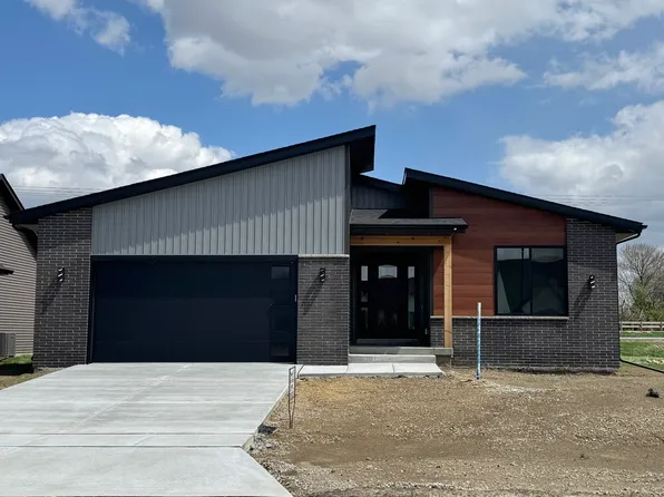 1413 Colonial Ct, Eldridge, IA 52748