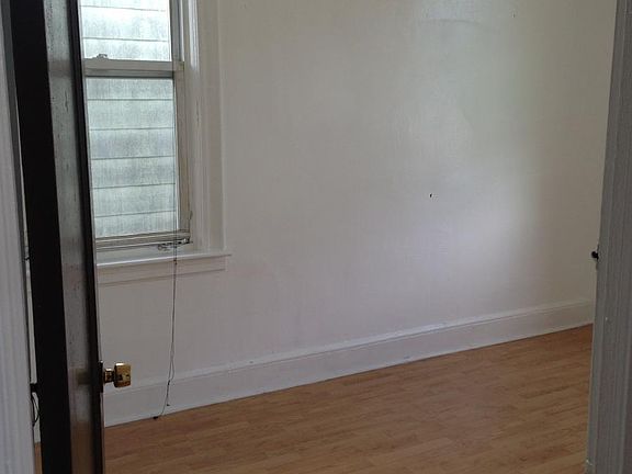 3rd image of 210 Mallory Ave