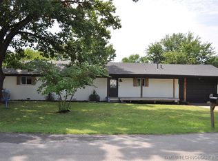 922 W D St, Jenks, OK 74037