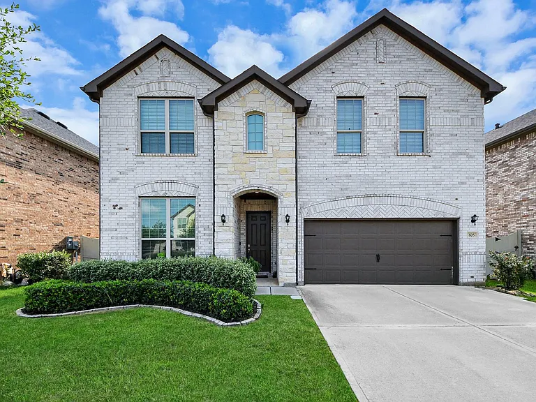 606 Round Lake Dr — Photo 1