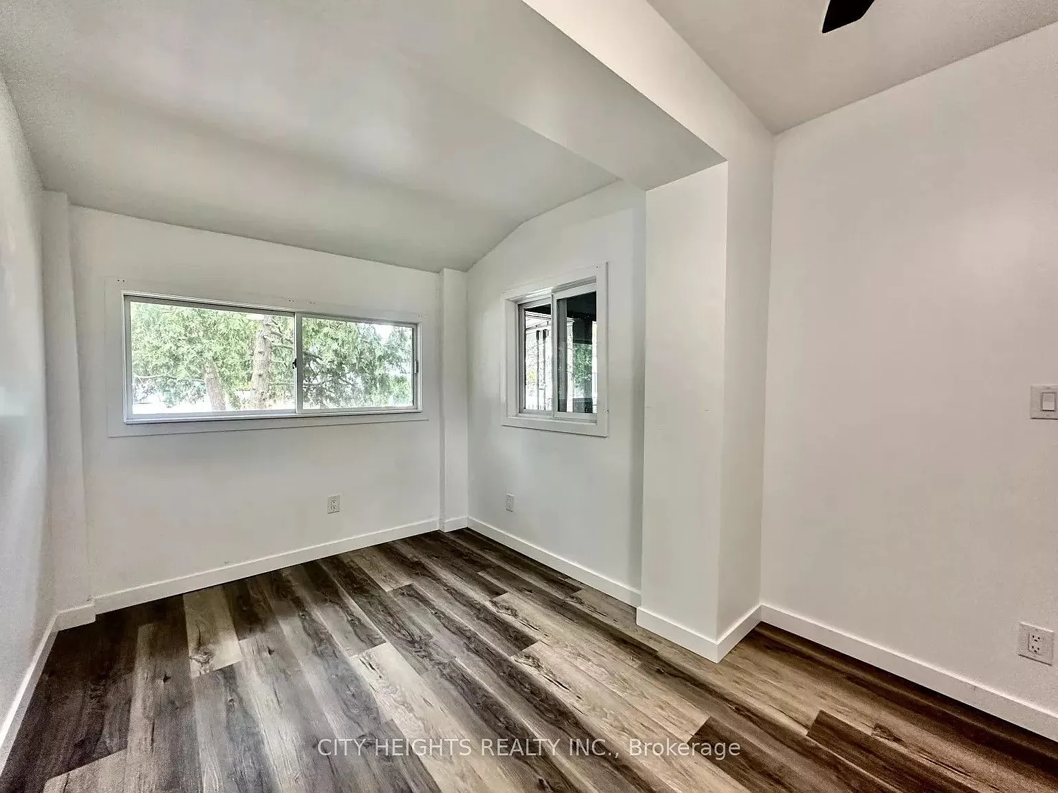 135 Charlotte St — Photo 4