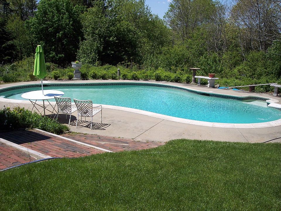 2nd image of 11 Bay Colony Dr