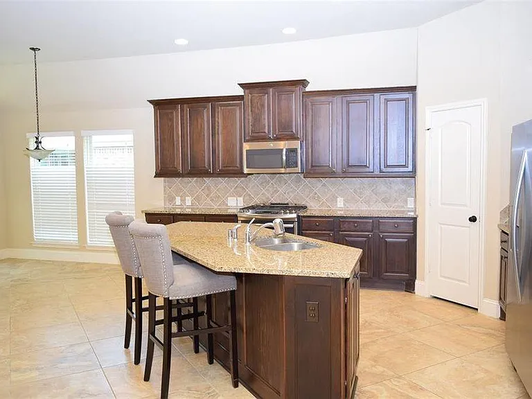 2911 Naples Park Ln — Photo 10