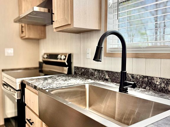 4th image of 102 Serrento Ln