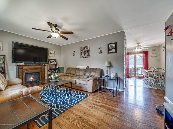 5th image of 226 Sharon Dr