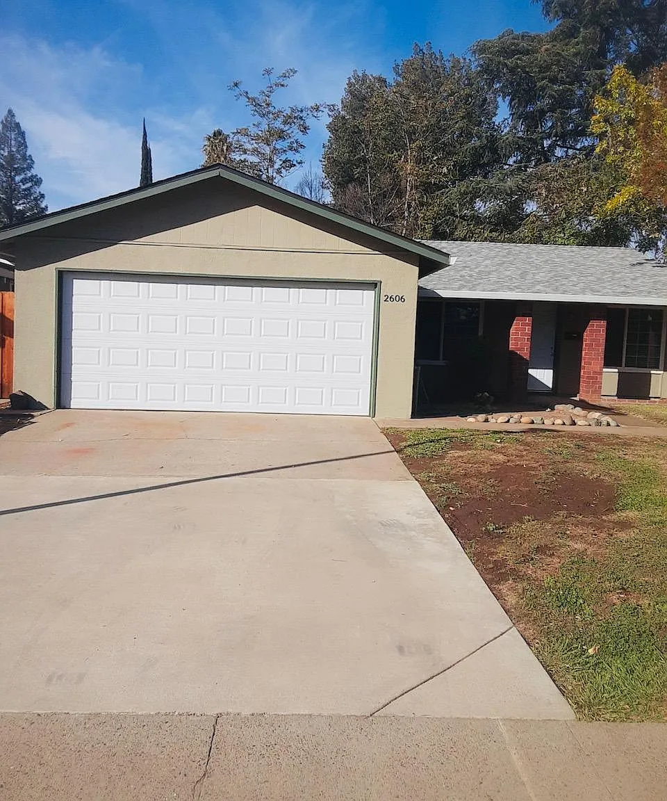 3 bed, 944 sqft, $2,450 — Photo 2