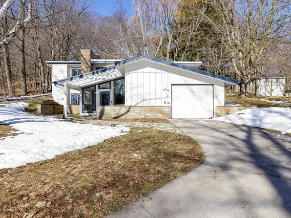 413-415 Leelanau Ave, Frankfort, MI 49635