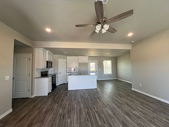 3rd image of 513 Sweet Pea Ln
