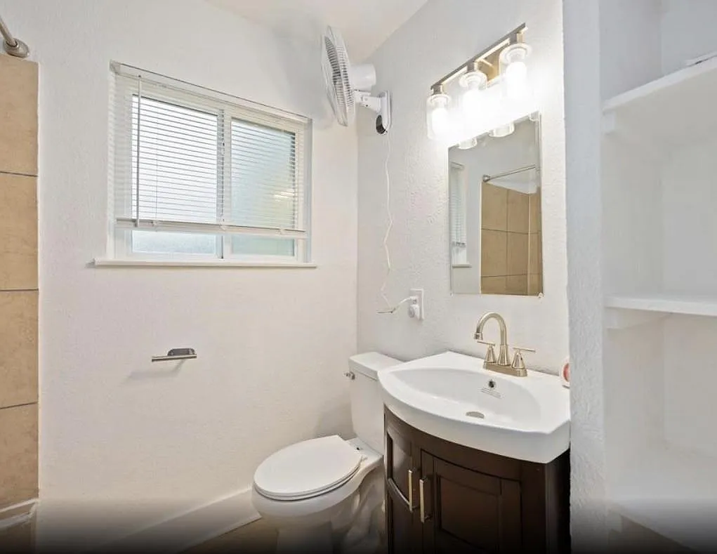 4 bed, 1.0 bath, 1208 sqft, $1,800 — Photo 2