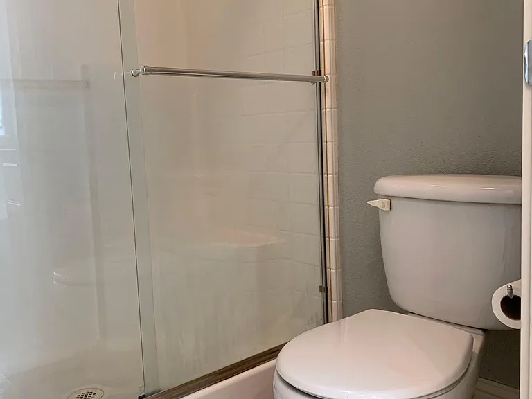 Master room bathroom