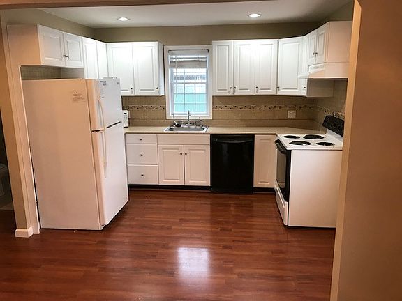 3rd image of 311 W Pearl St