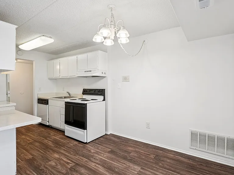 Riverside Village Apartments — Photo 100