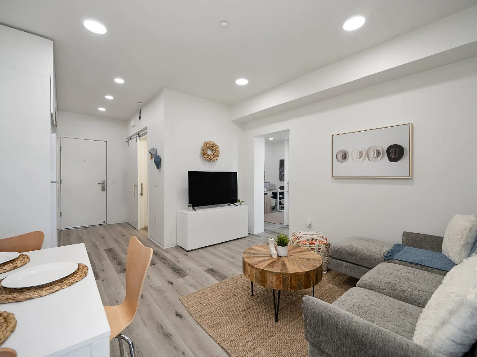 8 WEEKS FREE ON A 14 MONTH LEASE + $1,000 LOOK N LEASE SPECIAL — Photo 3