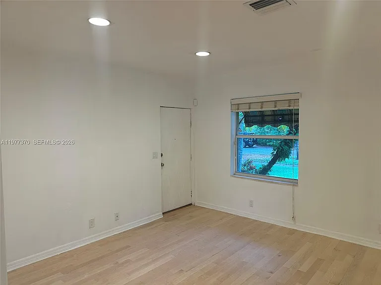 725 Navarre Ave — Photo 4