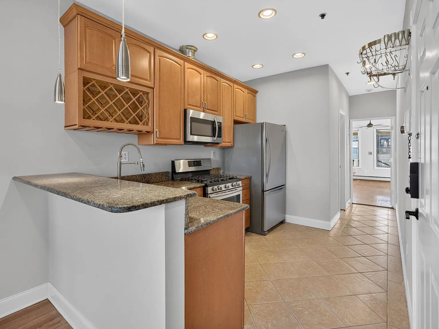 1 bed, 1.0 bath, 606 sqft, $3,000 — Photo 2