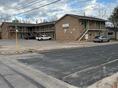 1015 Parmer Ave — Photo 1