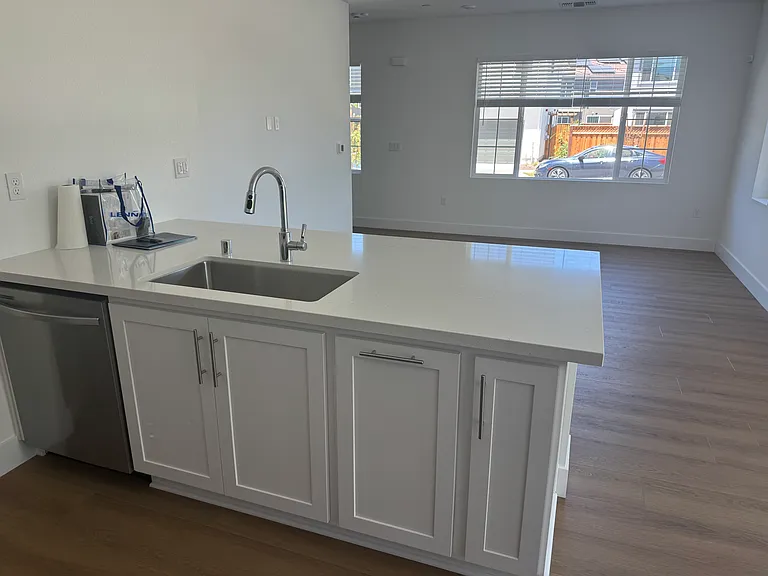 248 N Venice Pl — Photo 4