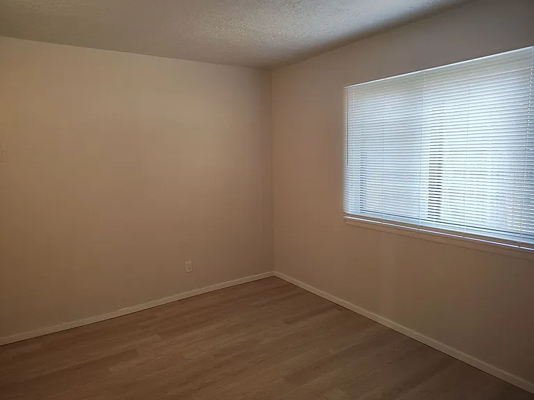1415 Chelwood Park Blvd NE #A — Photo 8