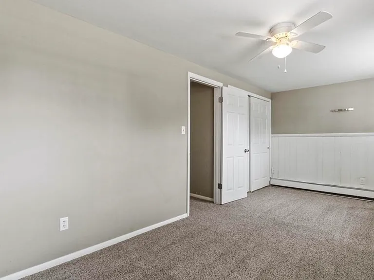 1005 E Washington Center Rd — Photo 9
