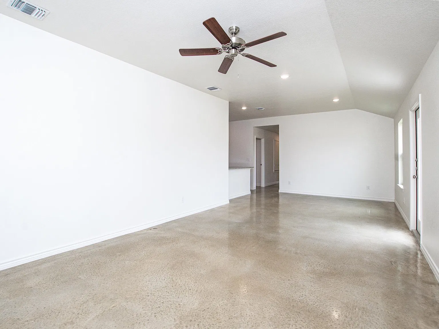 3 bed, 1300 sqft, $1,600 — Photo 3