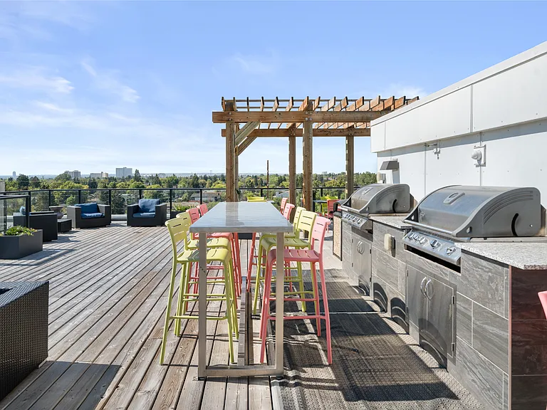 2110 Centre St N — Photo 30