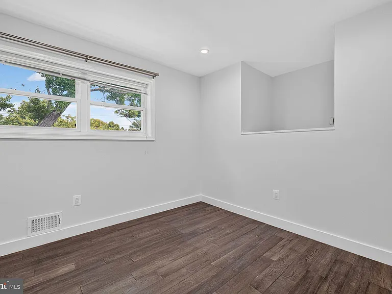 1604 Martha Ter — Photo 11