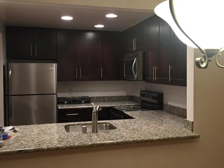 Kitchen with Java cabinets, granite counters and full SS appliances