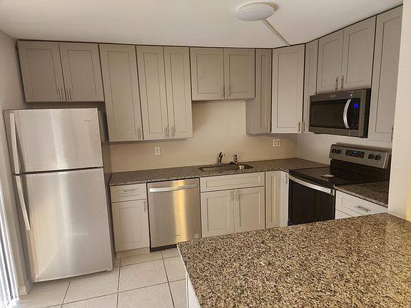 3rd image of 3339 Gardens East Dr APT A