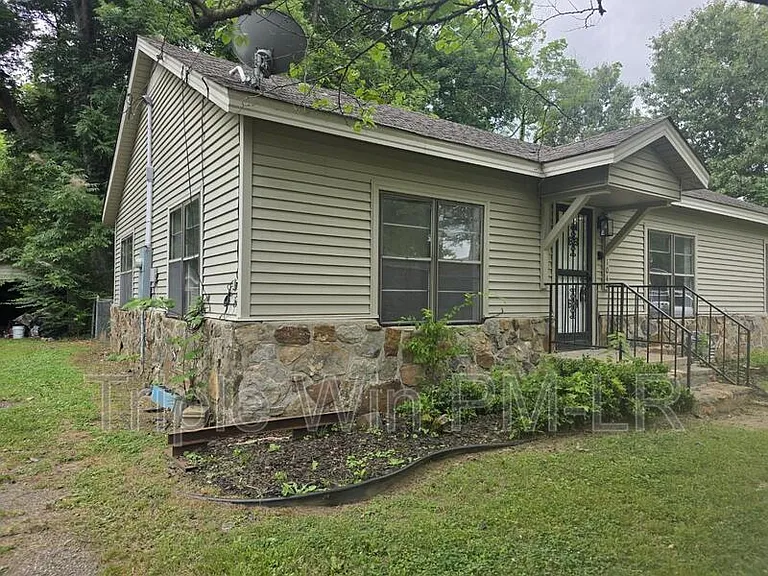 104 E Georgia St — Photo 5