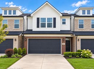 5521 E Spaniel Dr, Ann Arbor, MI 48108