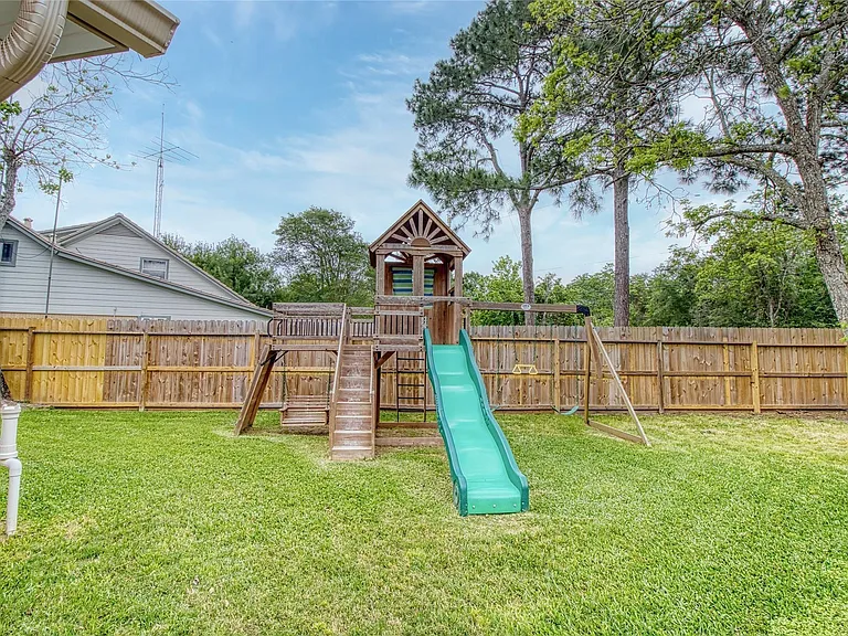 1405 Delabrook Ct — Photo 23