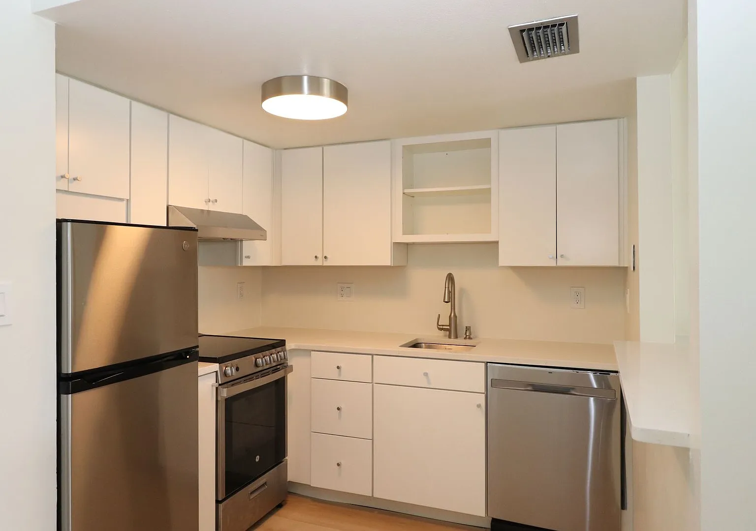 618 Orange Dr — Photo 2
