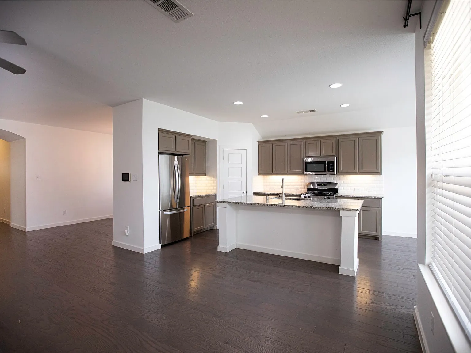 4 bed, 2.5 bath, 2114 sqft, $2,900 — Photo 4