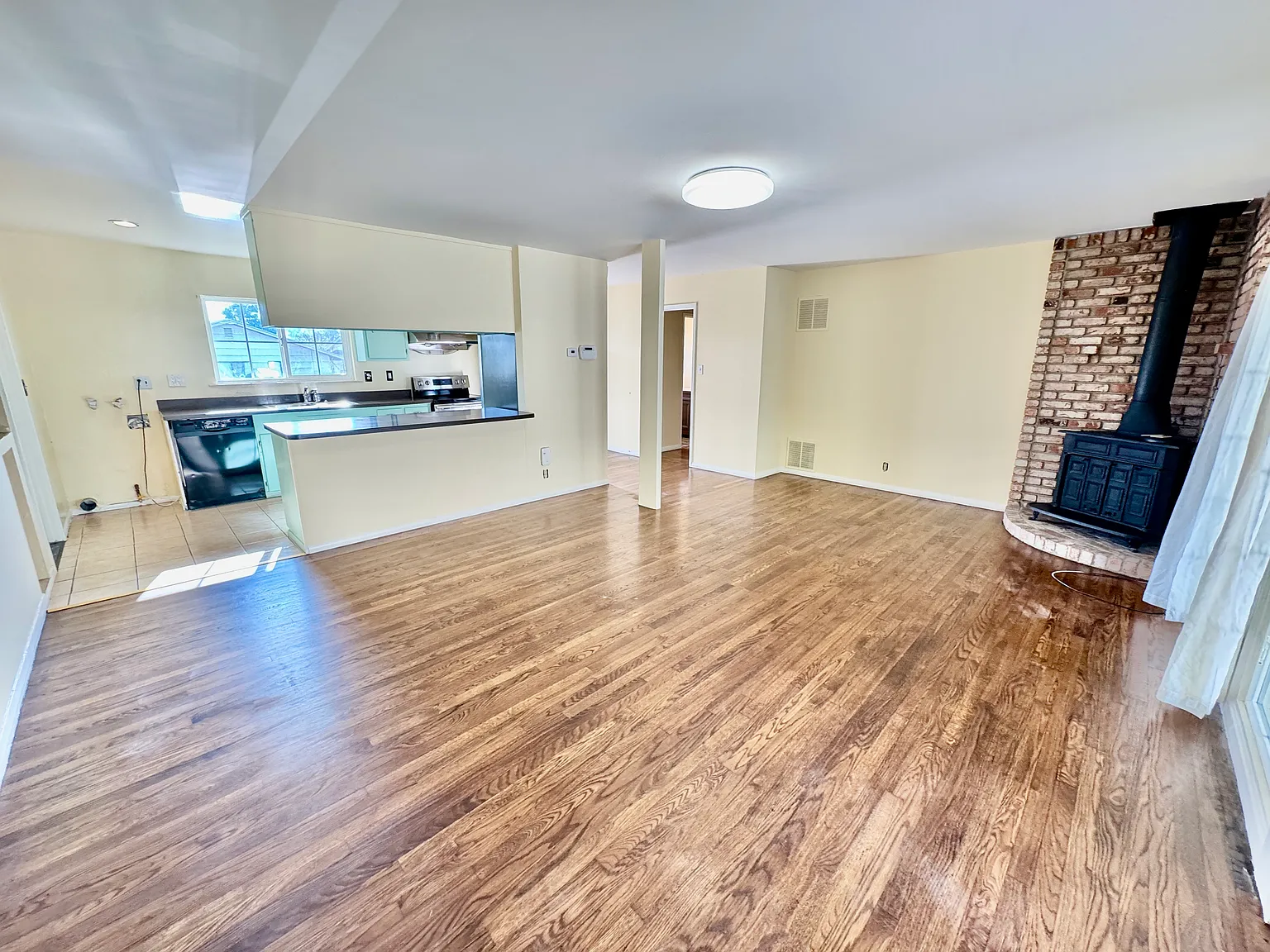 3 bed, 1500 sqft, $3,200 — Photo 2