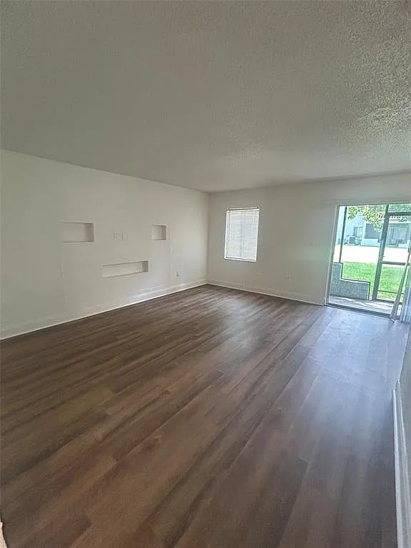 3 bed, 2.0 bath, 1270 sqft, $1,895 — Photo 3