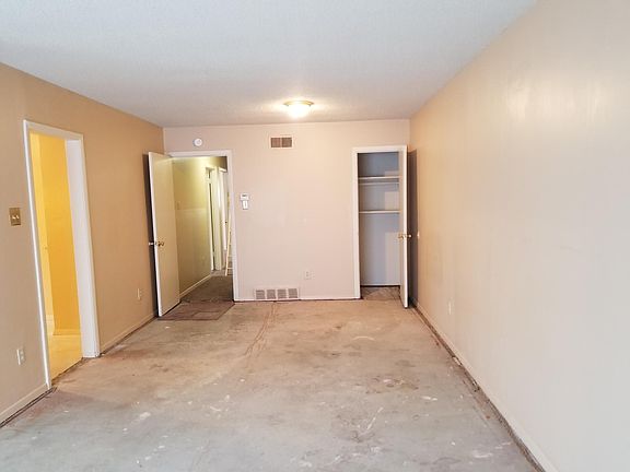 Den is Huge with 2 closets-new carpet